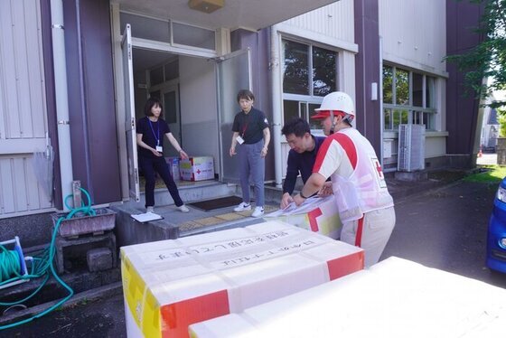 救援物資を搬入する鹿児島県支部職員(鹿児島県姶良市)