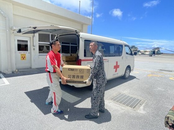 航空自衛隊へ救援物資(災害用トイレ)を引き渡す様子