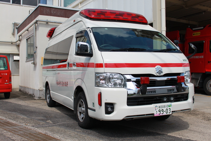 東出張所に配備された救急2号車の左前方からの写真