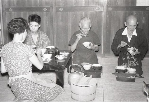 箱膳を使う老夫婦