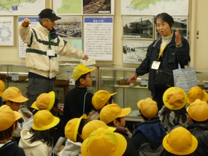 小学生への民俗展示室ガイド