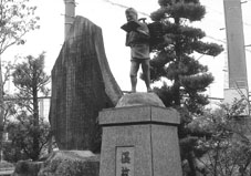 高座小学校の二宮金次郎像