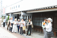 下街道を歩く
