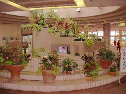 花のコンテナが飾られた館内ホールの写真