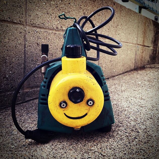 SNSにて発信している工具 この写真に対するひと言は『真空ポンプくん かわいらしい』