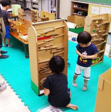 写真:ダンボールおもちゃで遊ぶ子どもたち