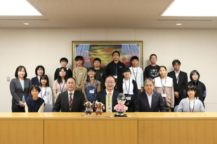 男鹿市児童による表敬訪問