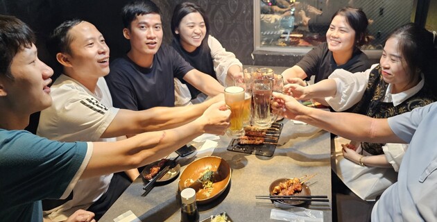 『従業員間のコミュニケーションの場となっている会食の様子』