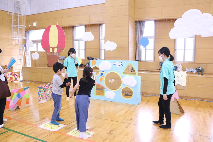 どこまで飛ぶかな？紙ひこうき