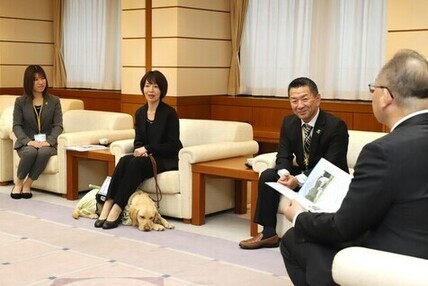 盲導犬とそのユーザーへの理解促進のための表敬訪問時の歓談写真