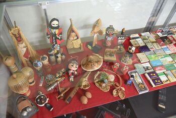 旅のお土産 こけしと木製人形