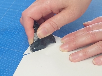 黒曜石で紙を切ってみよう