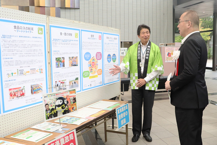 消費生活展展示内容を説明されている写真